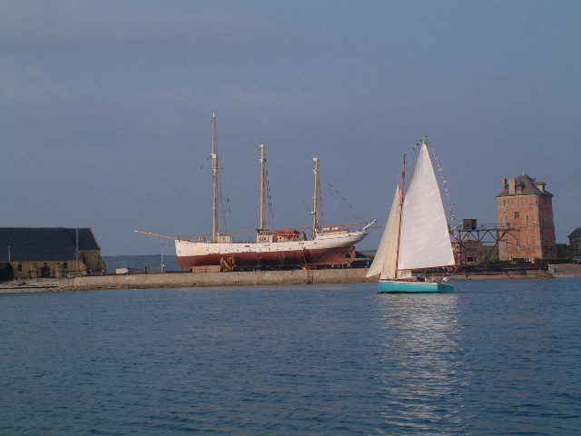 camaret harbour 16aug03 02