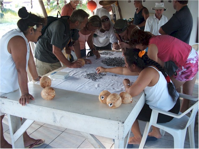 The cruisers get a chance to select some black pearls to buy.
