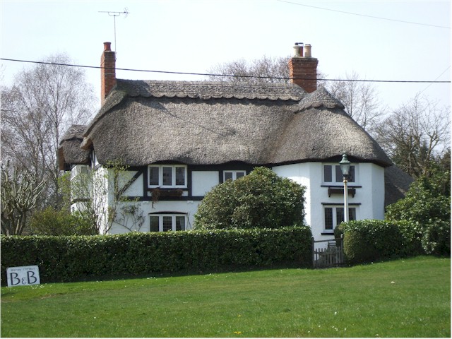 
A typical thatched cottage in our old stomping ground, the New Forest (about 1100 years old)...

