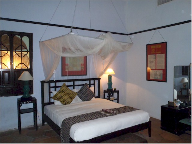 Each of the suites is 'themed' and we chose Nanyang which had a South Seas travel theme, featuring maps, travel trunks, etc - very appropriate, we thought.

