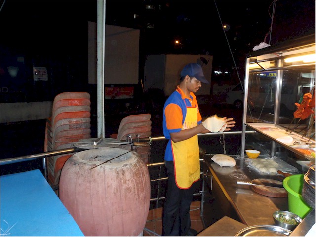 The tandoori oven beckoned us out to dinner at one of the local 'hawker' stalls!
