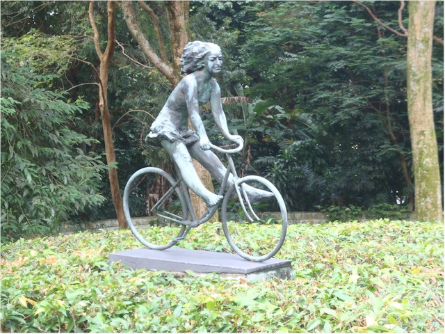 This statue was in the Singapore Botanical Gardens - we thought it really fun.
