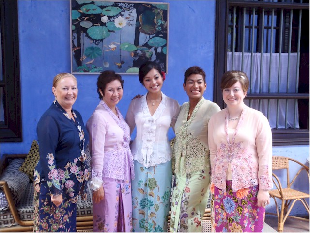 Christine, Swee Lee (Jas' mother), Jas, Sharmini (Jas' sister) and Fran (maid-of-honour) all dressed up in their Kebayas.
