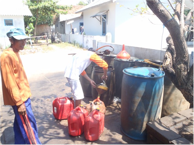 Diesel being scooped from a drum into our jerry cans in the Karimunjawa Islands...
