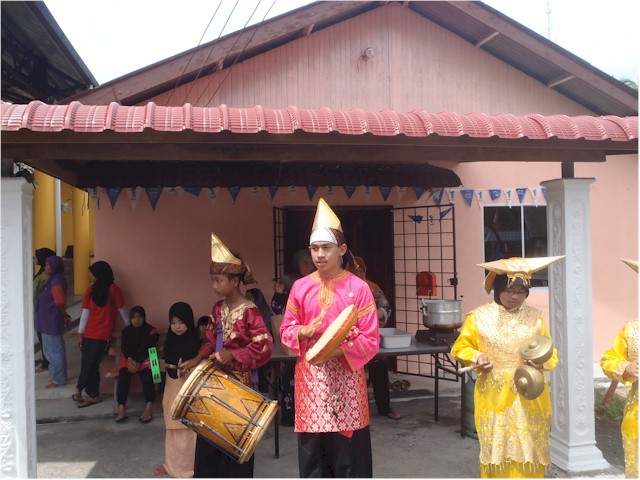 Then we were taken to Kuala Klawang Homestay for a gala lunch and entertainment.
