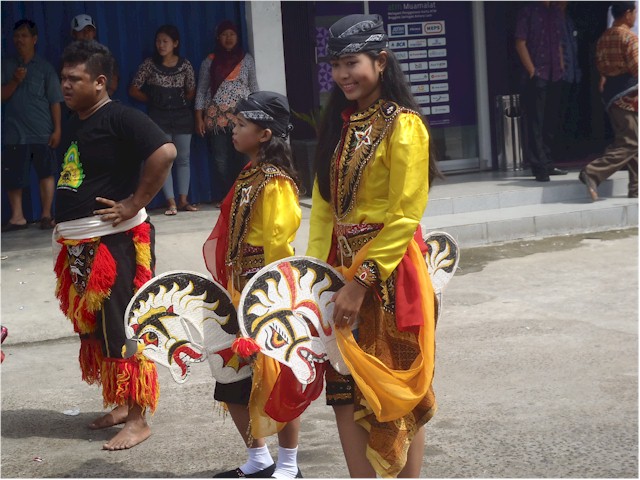 We saw similar costumes and dancing at the other end of Indonesia.
