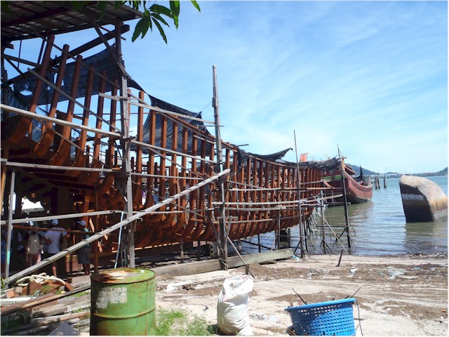 ... and a fascinating visit to a shipbuilding yard. They build these huge junks by eye - without any plans!
