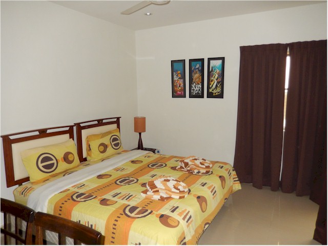 The main bedroom (with en suite bathroom)...
