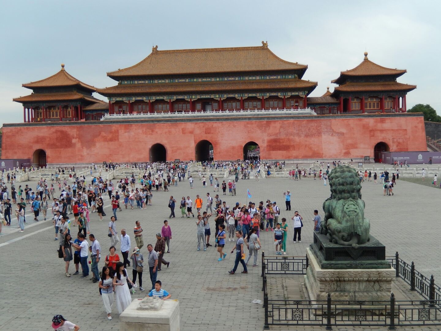 
Once inside the Forbidden City, despite the number of visitors, the area is so immense that it doesn't seem crowded...

