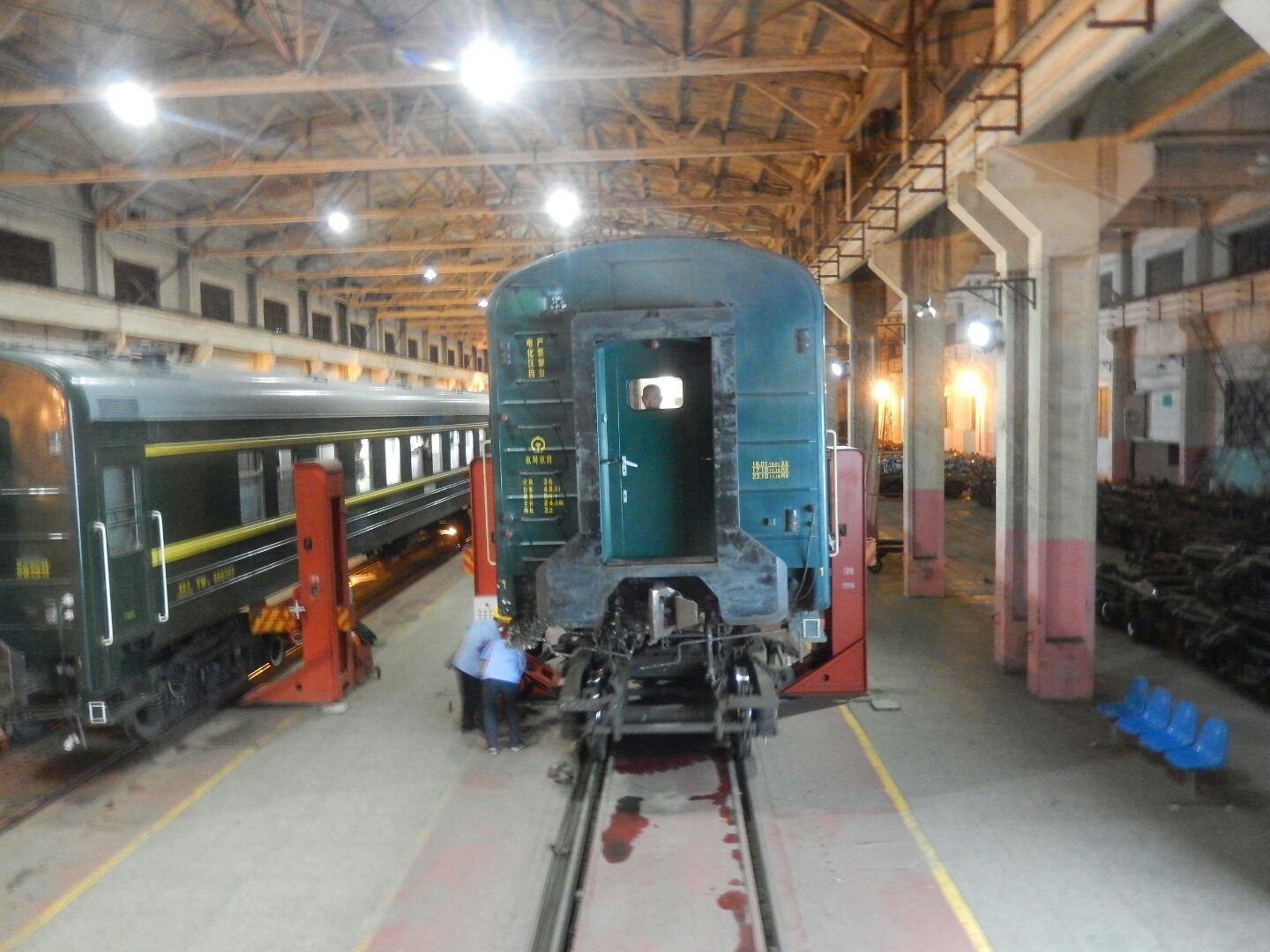 The Chinese bogie is wheeled out from under the carriage...
