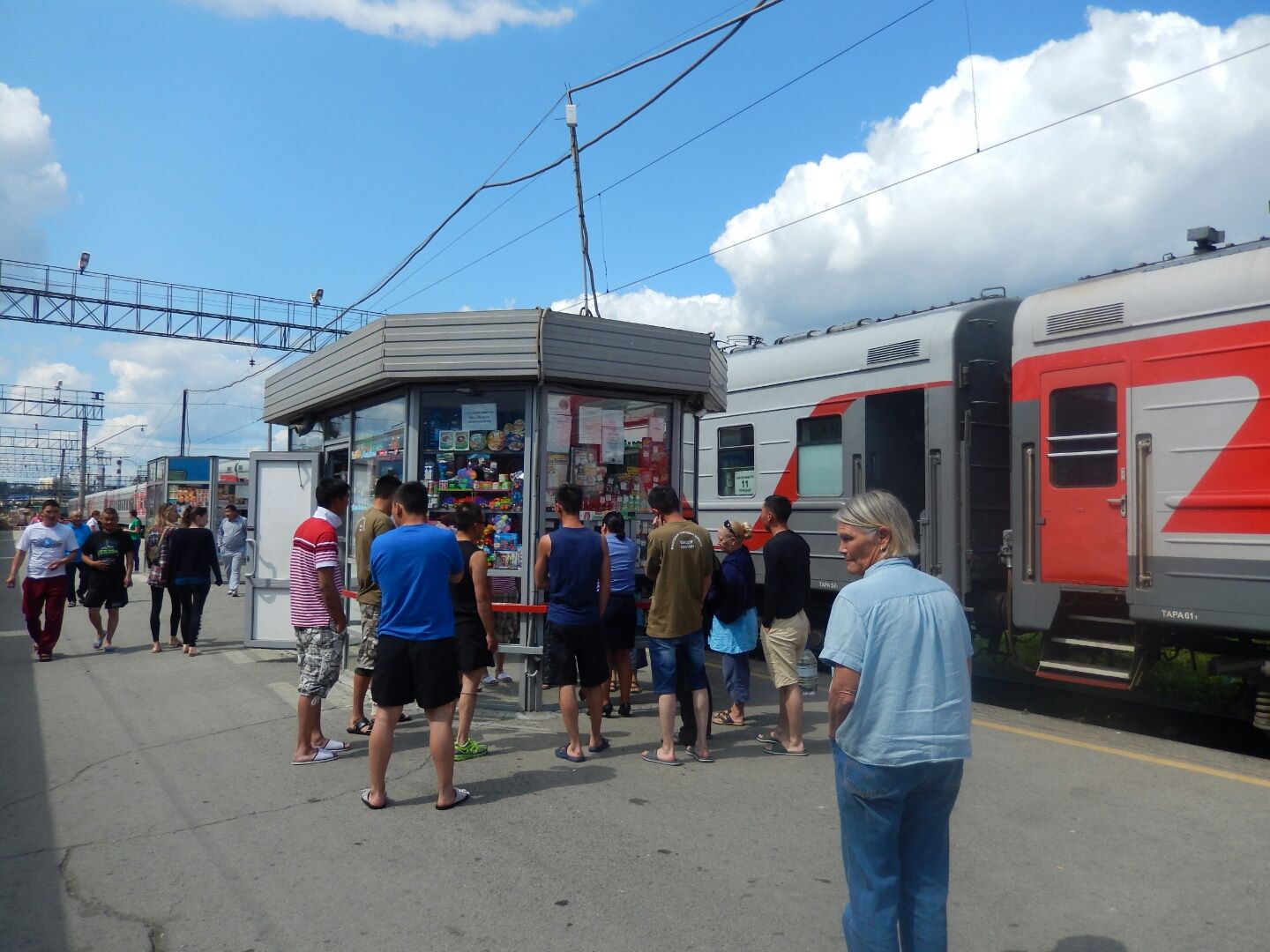 
By now a lot of passengers are trying to buy food at one of the station kiosks...