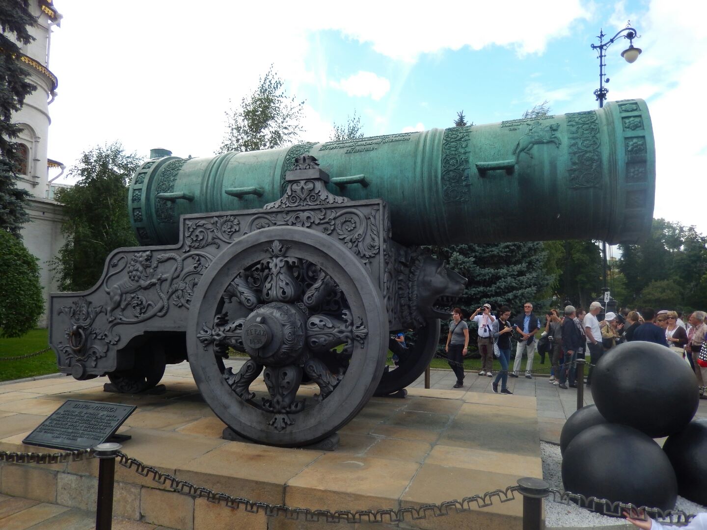 The Tsar Cannon was caste in bronze in 1586; it weighs 39.312tonnes and has a length of 5.34m (17.5ft).
