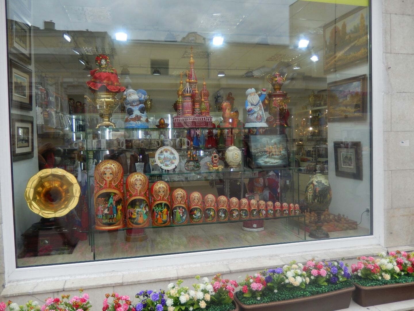 A shop selling typical Russian souvenirs.