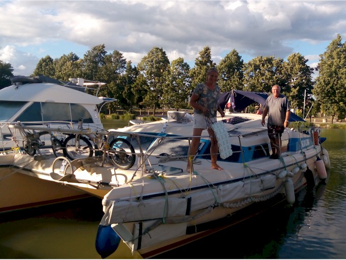 At Castelsarassin Maggie & Trevor had to deploy their slim-line fenders for some seriously narrow locks!