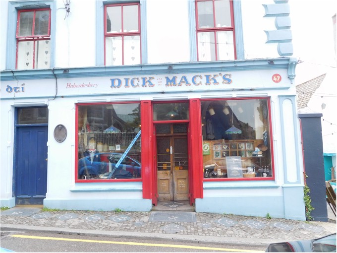 This pub in Dingle has never been modernised...